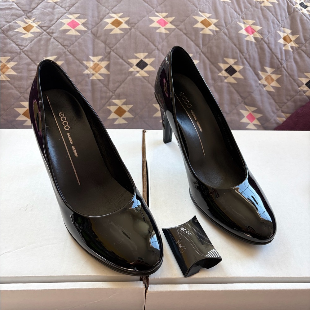 ECCO Women's Black Patent Leather Classic Pumps